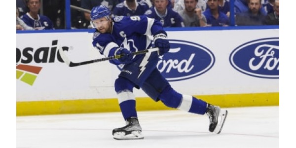 Le Lightning de Tampa Bay choisit de voir Steven Stamkos jouer une saison de plus